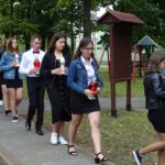 17.09.2020 Oksa. Uroczystości 81. rocznicy sowieckiej agresji na Polskę. Na zdjęciu delegacja młodzieży ze zniczami / Ewa Pociejowska-Gawęda / Radio Kielce