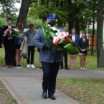 17.09.2020 Oksa. Uroczystości 81. rocznicy sowieckiej agresji na Polskę. Na zdjęciu: komisarz Robert Dudziński - komendant komisariatu policji w Małogoszczu / Ewa Pociejowska-Gawęda / Radio Kielce