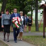 17.09.2020 Oksa. Uroczystości 81. rocznicy sowieckiej agresji na Polskę. Na zdjęciu: Kolekta Krzysztof - przewodniczący rady gminy i pracownicy gminy Oksa / Ewa Pociejowska-Gawęda / Radio Kielce