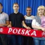 17.09.2020 Krasocin. Sesja rady gminy i powitanie rodziny repatriantów z Kazachstanu. Na zdjęciu rodzina Larionov z Kazachstanu (od lewej): Artyom, Kirill, Roman i Svetlana / Ewa Pociejowska-Gawęda / Radio Kielce