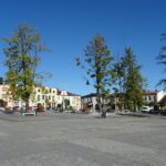 28.09.2020. Małogoszcz. Drzewa na rynku / Ewa Pociejowska-Gawęda / Radio Kielce