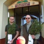 18.09.2020. Nadleśnictwo Jędrzejów. Akcja #sadziMY. Na zdjęciu (od lewej): Rafał Terczyński  i Andrzej Kasica z Nadleśnictwa Jędrzejów / Ewa Pociejowska-Gawęda / Radio Kielce