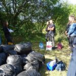 18.09.2020 Jędrzejów. Sprzątanie cmentarza żydowskiego prze uczniów LO im. M. Reja / Ewa Pociejowska-Gawęda / Radio Kielce