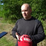 18.09.2020 Jędrzejów. Sprzątanie cmentarza żydowskiego prze uczniów LO im. M. Reja. Na zdjęciu: Marcin Piszczek - burmistrz Jędrzejowa / Ewa Pociejowska-Gawęda / Radio Kielce