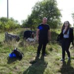 18.09.2020 Jędrzejów. Sprzątanie cmentarza żydowskiego prze uczniów LO im. M. Reja / Ewa Pociejowska-Gawęda / Radio Kielce