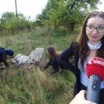 18.09.2020 Jędrzejów. Sprzątanie cmentarza żydowskiego prze uczniów LO im. M. Reja. Na zdjęciu: Klaudia Kwiecińska - organizatorka akcji / Ewa Pociejowska-Gawęda / Radio Kielce