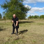 18.09.2020 Jędrzejów. Sprzątanie cmentarza żydowskiego prze uczniów LO im. M. Reja / Ewa Pociejowska-Gawęda / Radio Kielce