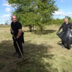 18.09.2020 Jędrzejów. Sprzątanie cmentarza żydowskiego prze uczniów LO im. M. Reja / Ewa Pociejowska-Gawęda / Radio Kielce