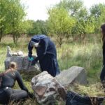 18.09.2020 Jędrzejów. Sprzątanie cmentarza żydowskiego prze uczniów LO im. M. Reja / Ewa Pociejowska-Gawęda / Radio Kielce