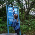 18.09.2020 Jędrzejów. Sprzątanie cmentarza żydowskiego prze uczniów LO im. M. Reja / Ewa Pociejowska-Gawęda / Radio Kielce