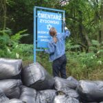 18.09.2020 Jędrzejów. Sprzątanie cmentarza żydowskiego prze uczniów LO im. M. Reja / Ewa Pociejowska-Gawęda / Radio Kielce