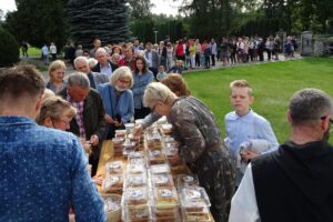 20.09.2020. Jędrzejów. Kiermasz słodkości u ojców cystersów / Ewa Pociejowska-Gawęda / Radio Kielce