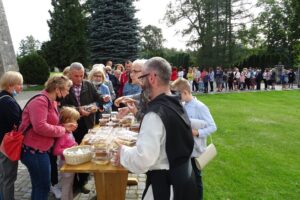 20.09.2020. Jędrzejów. Kiermasz słodkości u ojców cystersów / Ewa Pociejowska-Gawęda / Radio Kielce