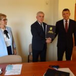 22.09.2020 Kielce. Podpisanie umowy na wymianę oświetlenia ulicznego na terenie całej gminy Sobków. Na zdjęciu (od lewej): Barbara Słoma - skarbnik gminy Sobków, Andrzej Bętkowski - marszałek województwa, Tomasz Chaja - wójt gminy Sobków / Ewa Pociejowska-Gawęda / Radio Kielce