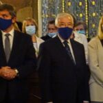 23.09.2020 Jędrzejów. Jubileuszowa msza święta w klasztorze cystersów. Na zdjęciu (od lewej): Andrzej Pruś - przewodniczący Sejmiku Województwa Świętokrzyskiego, poseł Krzysztof Lipiec i Małgorzata Pruś - dyrektor biura poselskiego Krzysztofa Lipca / Ewa Pociejowska-Gawęda / Radio Kielce