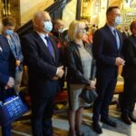 23.09.2020 Jędrzejów. Jubileuszowa msza święta w klasztorze cystersów. Na zdjęciu (od lewej): Bogusława Wypych - prezes LGD Ziemia Jędrzejowska „Gryf”, Marek Mentel – przewodniczący rady powiatu jędrzejowskiego, Maria Barańska – wicestarosta jędrzejowski, Paweł Faryna – starosta jędrzejowski i Marek Bogusławski – wicemarszałek województwa / Ewa Pociejowska-Gawęda / Radio Kielce