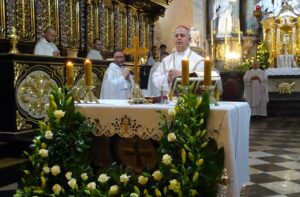 23.09.2020 Jędrzejów. Jubileuszowa msza święta w klasztorze cystersów. Na zdjęciu (w środku): biskup Jan Piotrowski / Ewa Pociejowska-Gawęda / Radio Kielce