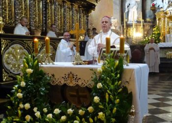 23.09.2020 Jędrzejów. Jubileuszowa msza święta w klasztorze cystersów. Na zdjęciu (w środku): biskup Jan Piotrowski / Ewa Pociejowska-Gawęda / Radio Kielce