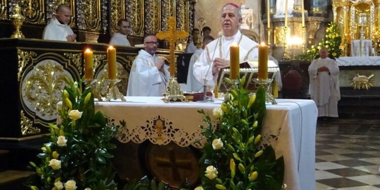 23.09.2020 Jędrzejów. Jubileuszowa msza święta w klasztorze cystersów. Na zdjęciu (w środku): biskup Jan Piotrowski / Ewa Pociejowska-Gawęda / Radio Kielce