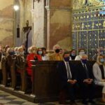 23.09.2020 Jędrzejów. Jubileuszowa msza święta w klasztorze cystersów. Na zdjęciu (w pierwszym rzędzie, od lewej): Andrzej Pruś - przewodniczący Sejmiku Województwa Świętokrzyskiego, poseł Krzysztof Lipiec i Małgorzata Pruś - dyrektor biura poselskiego Krzysztofa Lipca  / Ewa Pociejowska-Gawęda / Radio Kielce