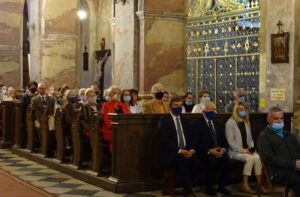 23.09.2020 Jędrzejów. Jubileuszowa msza święta w klasztorze cystersów. Na zdjęciu (w pierwszym rzędzie, od lewej): Andrzej Pruś - przewodniczący Sejmiku Województwa Świętokrzyskiego, poseł Krzysztof Lipiec i Małgorzata Pruś - dyrektor biura poselskiego Krzysztofa Lipca / Ewa Pociejowska-Gawęda / Radio Kielce