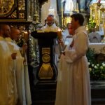 23.09.2020 Jędrzejów. Jubileuszowa msza święta w klasztorze cystersów. Na zdjęciu (w środku): ojciec Jakub Zawadzki - proboszcz parafii bł. Wincentego Kadłubka / Ewa Pociejowska-Gawęda / Radio Kielce