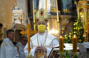 23.09.2020 Jędrzejów. Jubileuszowa msza święta w klasztorze cystersów. Na zdjęciu (w środku): biskup Jan Piotrowski / Ewa Pociejowska-Gawęda / Radio Kielce