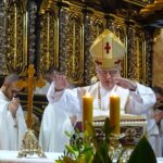 23.09.2020 Jędrzejów. Jubileuszowa msza święta w klasztorze cystersów. Na zdjęciu (w środku): biskup Jan Piotrowski / Ewa Pociejowska-Gawęda / Radio Kielce