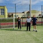 24.09.2020 Jędrzejów. Nowe boiska przy SP nr 4. Na zdjęciu (od lewej): Zofia Maruszak - nauczyciel wychowania fizycznego w SP nr 4, Marcin Piszczek - burmistrz Jędrzejowa, Karol Smorąg - nauczyciel  wychowania fizycznego w SP Nr 4 / Ewa Pociejowska-Gawęda / Radio Kielce