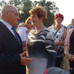 26.09.2020. Jaronowice. Odnowiona figura Matki Boskiej. Na zdjęciu (od lewej): Marek Mentel - przewodniczący Rady Powiatu Jędrzejowskiego i Marianna Parzniewska - inicjatorka odnowienia figury Matki Boskiej / Ewa Pociejowska-Gawęda / Radio Kielce