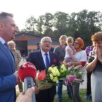 26.09.2020. Jaronowice. Odnowiona figura Matki Boskiej. Na zdjęciu (od lewej): Paweł Faryna - starosta jędrzejowski, Marek Mentel - przewodniczący Rady Powiatu Jędrzejowskiego i Marianna Parzniewska - inicjatorka odnowienia figury Matki Boskiej / Ewa Pociejowska-Gawęda / Radio Kielce