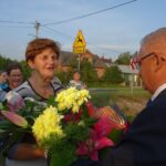 26.09.2020. Jaronowice. Odnowiona figura Matki Boskiej. Na zdjęciu (od lewej): Marek Mentel - przewodniczący Rady Powiatu Jędrzejowskiego i Marianna Parzniewska - inicjatorka odnowienia figury Matki Boskiej / Ewa Pociejowska-Gawęda / Radio Kielce