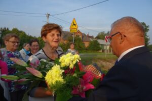 26.09.2020. Jaronowice. Odnowiona figura Matki Boskiej. Na zdjęciu (od lewej): Marek Mentel - przewodniczący Rady Powiatu Jędrzejowskiego i Marianna Parzniewska - inicjatorka odnowienia figury Matki Boskiej / Ewa Pociejowska-Gawęda / Radio Kielce