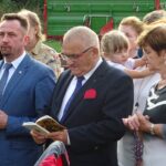26.09.2020. Jaronowice. Odnowiona figura Matki Boskiej. Na zdjęciu (od lewej): Paweł Faryna - starosta jędrzejowski, Marek Mentel - przewodniczący Rady Powiatu Jędrzejowskiego i Marianna Parzniewska - inicjatorka odnowienia figury Matki Boskiej / Ewa Pociejowska-Gawęda / Radio Kielce