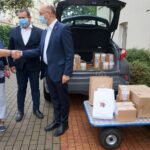 07.09.2020. Kielce. Na zdjęciu (od lewej): Grażyna Łęska-Baranowicz-dyrektor DPS, Łukasz Gryń - stowarzyszenie „Kocham Świętokrzyskie", Piotr Wawrzyk - wiceminister spraw zagranicznych / Magdalena Galas-Klusek / Radio Kielce