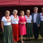 13.09.2020. Strawczynek. 13. Konkurs na Najsmaczniejszą Potrawę Powiatu Kieleckiego. Na zdjęciu: poseł Anna Krupka - wiceminister sportu i senator Krzysztof Słoń z paniami z KGW Chełmowianie / Michał Kita / Radio Kielce