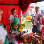 13.09.2020. Strawczynek. 13. Konkurs na Najsmaczniejszą Potrawę Powiatu Kieleckiego. Na zdjęciu: poseł Anna Krupka - wiceminister sportu i senator Krzysztof Słoń podczas próbowania potraw / Michał Kita / Radio Kielce