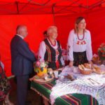 13.09.2020. Strawczynek. 13. Konkurs na Najsmaczniejszą Potrawę Powiatu Kieleckiego. Na zdjęciu: poseł Krzysztof Lipiec - lider świętokrzyskiego PiS na stoisku KGW Skorzeszanki / Michał Kita / Radio Kielce