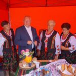 13.09.2020. Strawczynek. 13. Konkurs na Najsmaczniejszą Potrawę Powiatu Kieleckiego. Na zdjęciu: poseł Krzysztof Lipiec - lider świętokrzyskiego PiS na stoisku KGW Skorzeszanki / Michał Kita / Radio Kielce