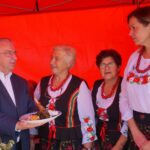 13.09.2020. Strawczynek. 13. Konkurs na Najsmaczniejszą Potrawę Powiatu Kieleckiego. Na zdjęciu: poseł Krzysztof Lipiec - lider świętokrzyskiego PiS na stoisku KGW Skorzeszanki / Michał Kita / Radio Kielce