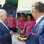 13.09.2020. Strawczynek. 13. Konkurs na Najsmaczniejszą Potrawę Powiatu Kieleckiego. Na zdjęciu:  poseł Krzysztof Lipiec - lider świętokrzyskiego PiS oraz Mirosław Gębski - starosta kielecki / Michał Kita / Radio Kielce