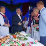 13.09.2020. Strawczynek. 13. Konkurs na Najsmaczniejszą Potrawę Powiatu Kieleckiego. Na zdjęciu: poseł Krzysztof Lipiec - lider świętokrzyskiego PiS na stoisku KGW Jaworzanki / Michał Kita / Radio Kielce