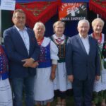 13.09.2020. Strawczynek. 13. Konkurs na Najsmaczniejszą Potrawę Powiatu Kieleckiego. Na zdjęciu: poseł Krzysztof Lipiec - lider świętokrzyskiego PiS oraz Mirosław Gębski - starosta kielecki na stoisku KGW Jaworzanki / Michał Kita / Radio Kielce