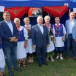 13.09.2020. Strawczynek. 13. Konkurs na Najsmaczniejszą Potrawę Powiatu Kieleckiego. Na zdjęciu: poseł Krzysztof Lipiec - lider świętokrzyskiego PiS oraz Mirosław Gębski - starosta kielecki na stoisku KGW Jaworzanki / Michał Kita / Radio Kielce