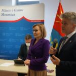 30.09.2020. Morawica. Złożenie wniosku o nadanie honorowego obywatelstwa. Na zdjęciu (od lewej): Anna Krupka - wiceminister sportu, senator Krzysztof Słoń / Michał Kita / Radio Kielce