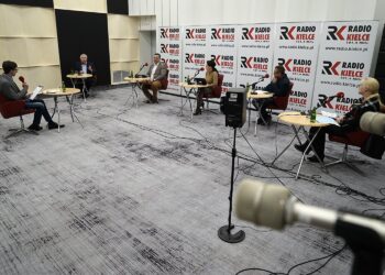 29.03.2020. Studio Polityczne Radia Kielce. Na zdjęciu (od lewej): Michał Kita - Radio Kielce; Krzysztof Lipiec - poseł, prezes świętokrzyskich struktur Prawa i Sprawiedliwości; Grzegorz Gałuszka, radny sejmiku województwa świętokrzyskiego, Polskie Stronnictwo Ludowe; Marzena Okła-Drewnowicz - poseł Platforma Obywatelska; Wojciech Zapała - Konfederacja Ruch Narodowy; Małgorzata Marenin - Nowa Lewica / Robert Felczak / Radio Kielce