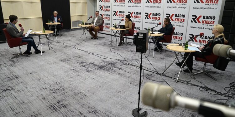 29.03.2020. Studio Polityczne Radia Kielce. Na zdjęciu (od lewej): Michał Kita - Radio Kielce; Krzysztof Lipiec - poseł, prezes świętokrzyskich struktur Prawa i Sprawiedliwości; Grzegorz Gałuszka, radny sejmiku województwa świętokrzyskiego, Polskie Stronnictwo Ludowe; Marzena Okła-Drewnowicz - poseł Platforma Obywatelska; Wojciech Zapała - Konfederacja Ruch Narodowy; Małgorzata Marenin - Nowa Lewica / Robert Felczak / Radio Kielce