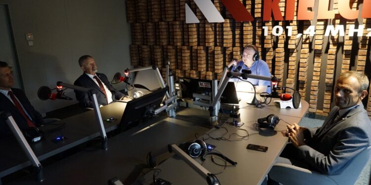 01.09.2020 Radio Kielce. Punkty widzenia. Na zdjęciu (od lewej): Sylwester Ozga - dyrektor Szkoły Podstawowej nr 25 w Kielcach, Kazimierz Mądzik - świętokrzyski kurator oświaty, Daniel Lenart - Radio Kielce,  Zbigniew Piątek - wójt gminy Piekoszów / Dionizy Krawczyński / Radio Kielce