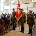 03.09.2020. Kielce. Pogrzeb Przemysława Jerzego Witka. Na zdjęciu (w środku, po lewej): Dionizy Krawczyński - prezes Stowarzyszenia Rekonstrukcji Historycznej „Jodła” / Piotr Kwaśniewski / Radio Kielce