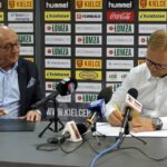 03.09.2020. Kielce. Konferencja klubu Łomża Vive Kielce, podczas której przedstawiono nowych sponsorów. Na zdjęciu (od lewej): Marian Urban - członek zarządu klubu Łomża Vive Kielce i Marcin Materny - członek zarządu Echo Investment / Piotr Kwaśniewski / Radio Kielce